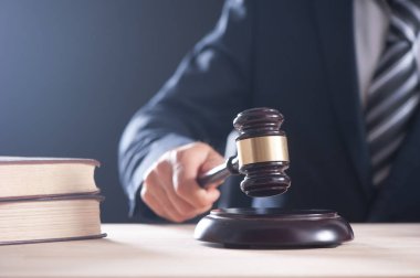 el bir çekiç veya tokmak tutan hâkim 