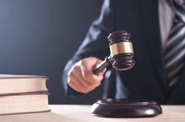 el bir çekiç veya tokmak tutan hâkim 