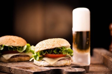 ahşap zemin üzerine ev yapımı hamburger.