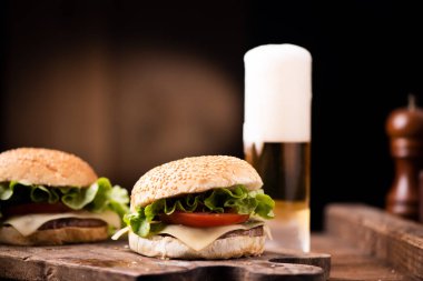 ahşap zemin üzerine ev yapımı hamburger.