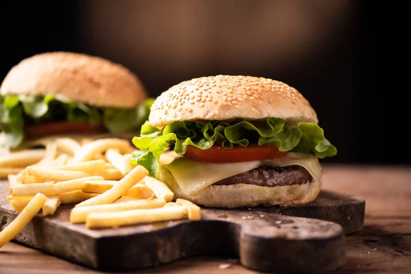 Hamburguesa casera sobre fondo de madera . — Foto de Stock