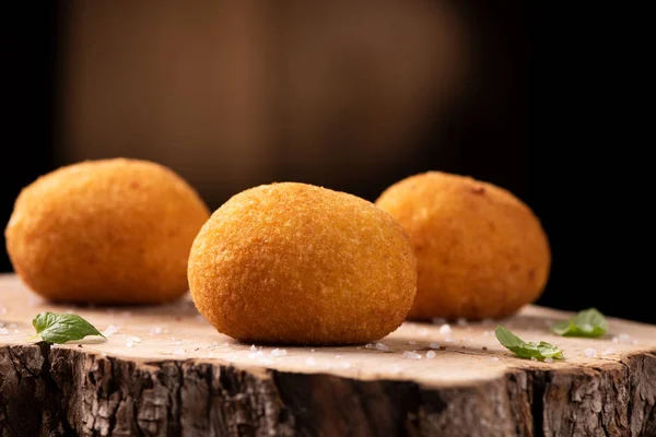 Аранчини - итальянские рисовые шарики, покрытые хлебными крошками — стоковое фото