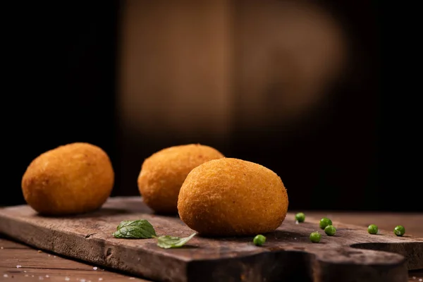 Arancini - bolas de arroz italiano que são revestidas com migalhas de pão — Fotografia de Stock