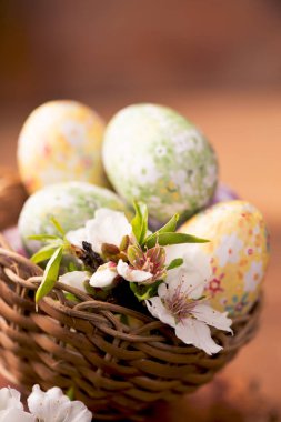 Eski grungde arka plan üzerinde çiçek dekorasyonu ile Paskalya yumurtaları 