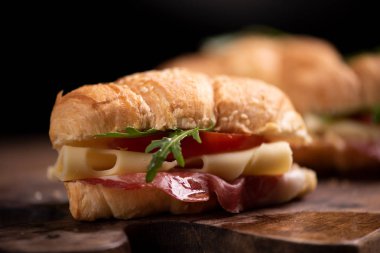 Klasik kruvasan sandviç 