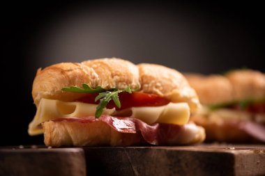 Klasik kruvasan sandviç 