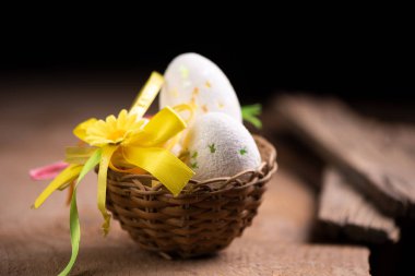 Paskalya yumurtaları ve yuvaya 
