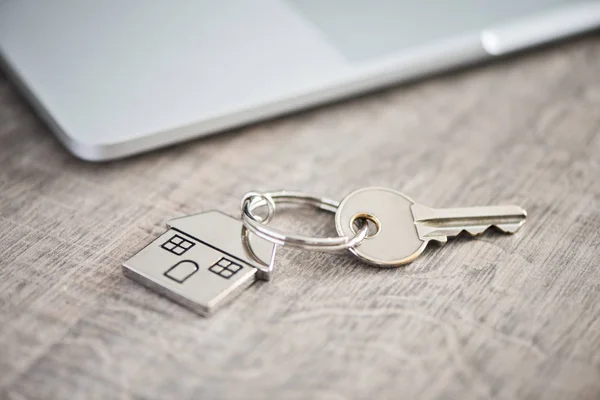 House keys on a house shaped keychain — Stock Photo, Image