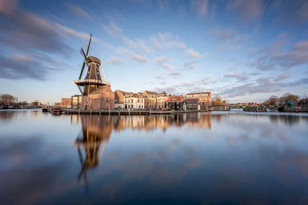 Molino de viento y casas tradicionales, Haarlem, Holanda — Foto de Stock