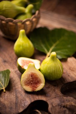  Tahta masadaki incirler