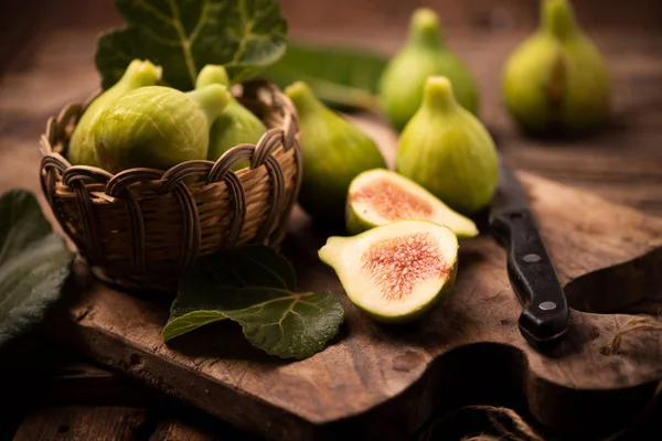 Figs on a wooden table — Stock Photo, Image