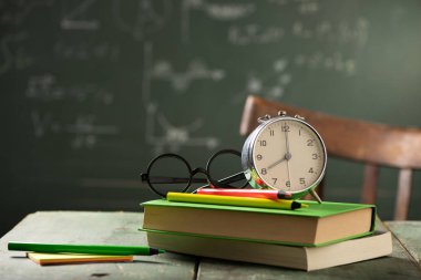 Kitaplar ve çalar saatle okula geri dön. 