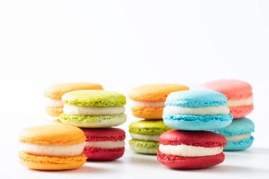 beyaz zemin üzerine macarons