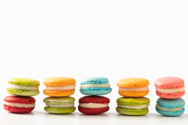 beyaz zemin üzerine macarons