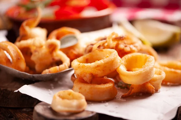 Calamares fritos italianos tradicionales de cerca — Foto de Stock
