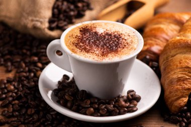 Kahve fasulyesi ile çevrili bir fincan kahve