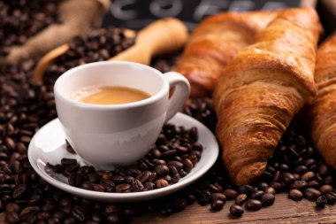 Kahve fasulyesi ile çevrili bir fincan kahve