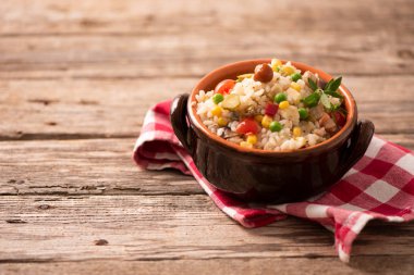 Ağaçlık masada bir kase pirinç salatası