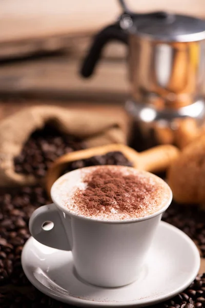 Kopje koffie omringd door koffiebonen — Stockfoto