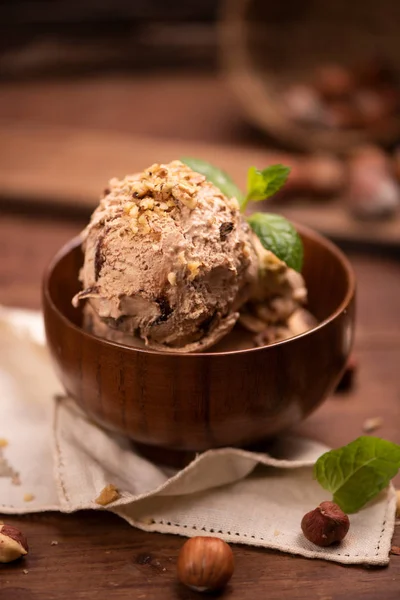 Avelã e sorvete de chocolate em uma xícara — Fotografia de Stock