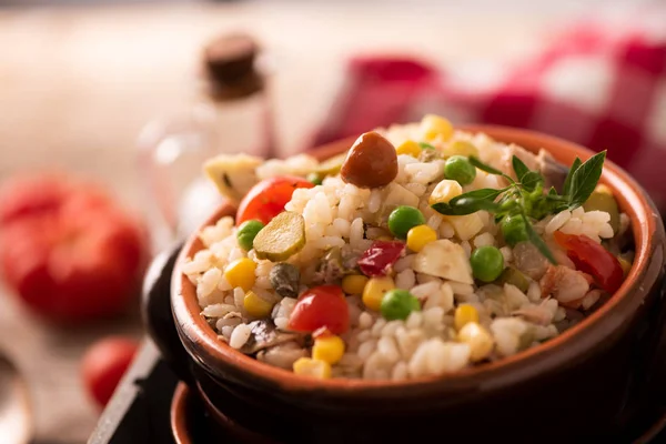 Ağaçlık masada bir kase pirinç salatası