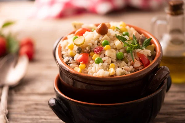 Ensalada de arroz en un tazón sobre una mesa arbolada — Foto de Stock