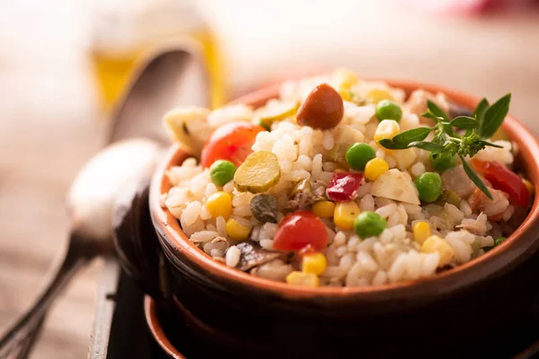 Ensalada de arroz en un tazón sobre una mesa arbolada — Foto de Stock