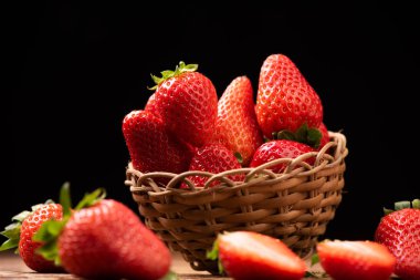 Eski ahşap masada bir sepet çilek