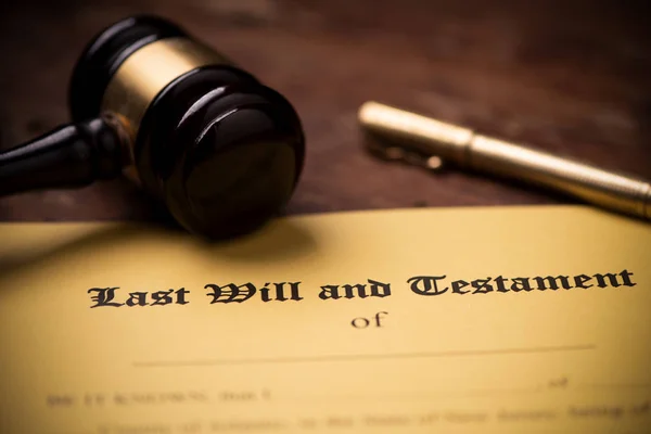 Last will and testament form with gavel. Decision, financial — Stock Photo, Image