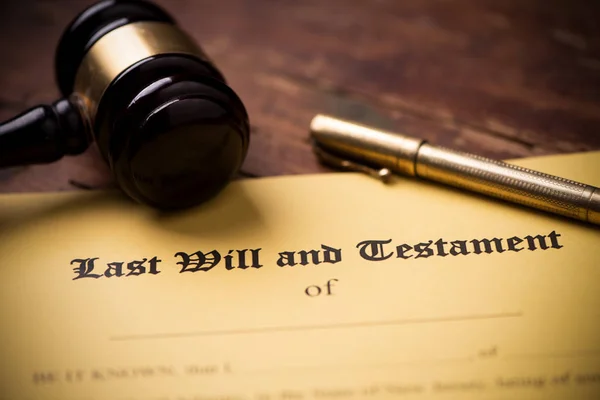 Última voluntad y forma del testamento con mazo. Decisión, financiera — Foto de Stock