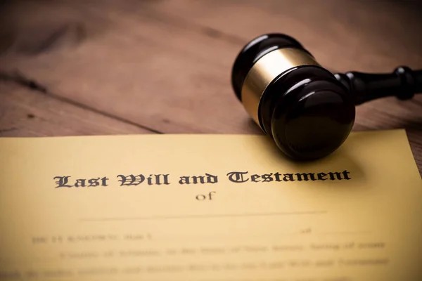 Última voluntad y forma del testamento con mazo. Decisión, financiera — Foto de Stock