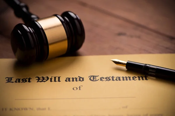 Last will and testament form with gavel. Decision, financial — Stock Photo, Image