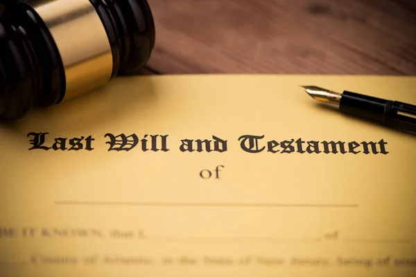 Last will and testament form with gavel. Decision, financial — Stock Photo, Image