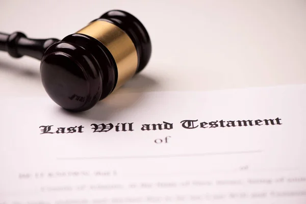 Last will and testament form with gavel — Stock Photo, Image
