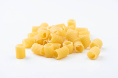 Beyaz yüzeyde ham makarna 