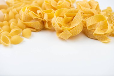 Beyaz yüzeyde ham makarna 