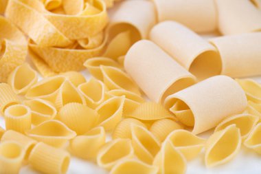 Beyaz yüzeyde ham makarna 