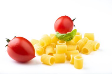 Beyaz yüzeyde ham makarna