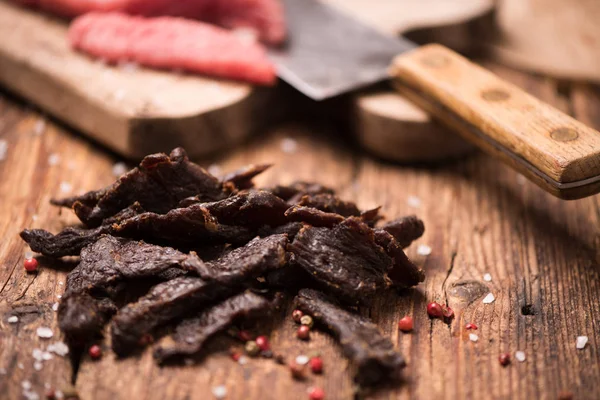 Carne Jerky sobre fondo de madera — Foto de Stock