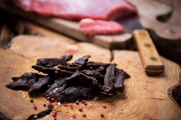 Carne Jerky sobre fondo de madera — Foto de Stock