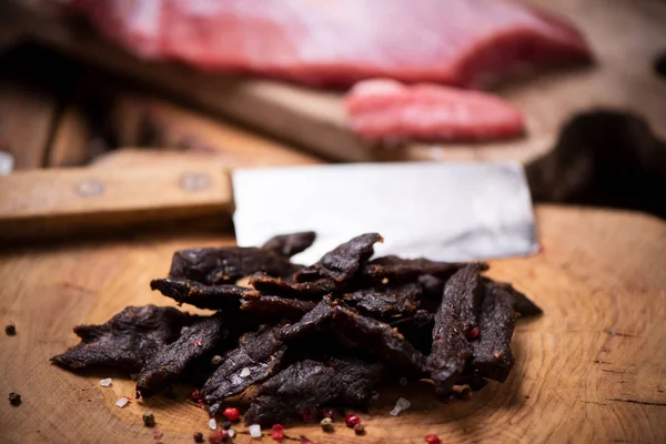 Carne Jerky sobre fondo de madera — Foto de Stock