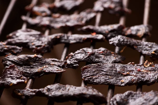 Carne Jerky sobre fondo de madera — Foto de Stock