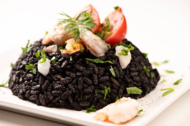 Beyaz mürekkep balığı ile siyah pirinç