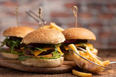 marul ile hamburger, çedar peyniri, soğan, domates