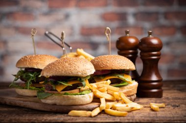 marul ile hamburger, çedar peyniri, soğan, domates