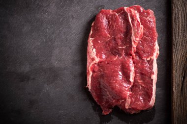 Siyah taş üzerinde baharat ile sığır eti biftek Ham fileto