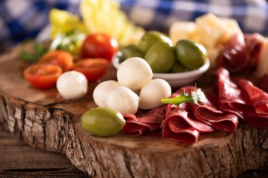 Zeytin, sarsıntılı, salam ve peynirile antipasto catering tabağı