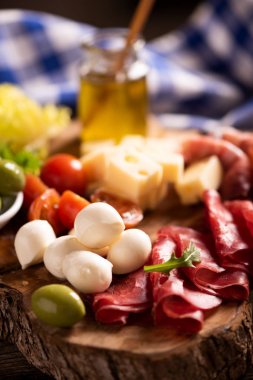 Zeytin, sarsıntılı, salam ve peynirile antipasto catering tabağı