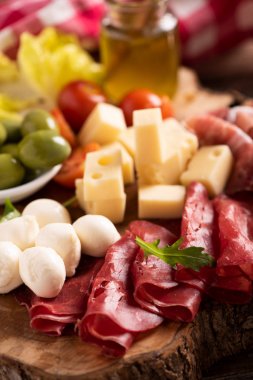 Zeytin, sarsıntılı, salam ve peynirile antipasto catering tabağı