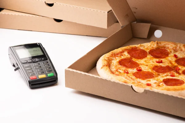 Terminalden kredi kartıile Pizza ödemenizi kaldırın — Stok fotoğraf